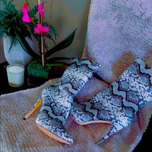 Brand new glow in the dark snake print 3 1/2 in heels 🥰🥰😍😍❣️